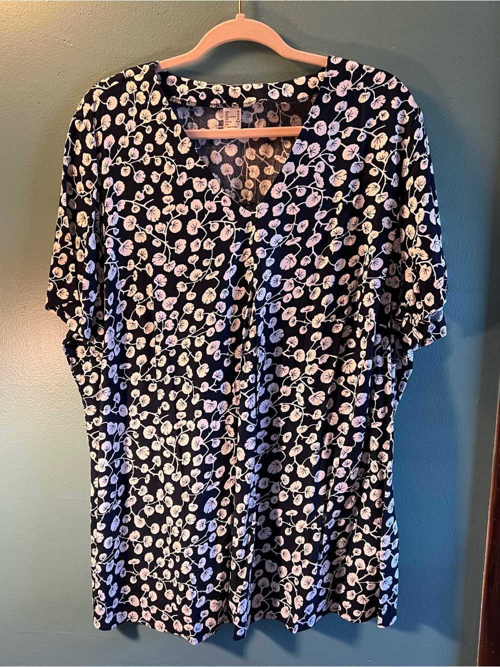 Unbranded Navy Blue White Floral Top Plus Size 18  NWOT